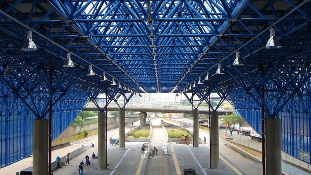 estações rodoviárias e metrôs